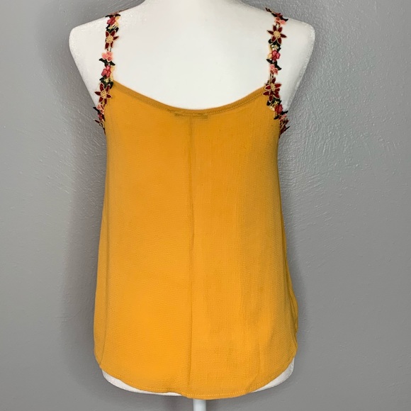 Embroidered flower strap tank top - Picture 2 of 6